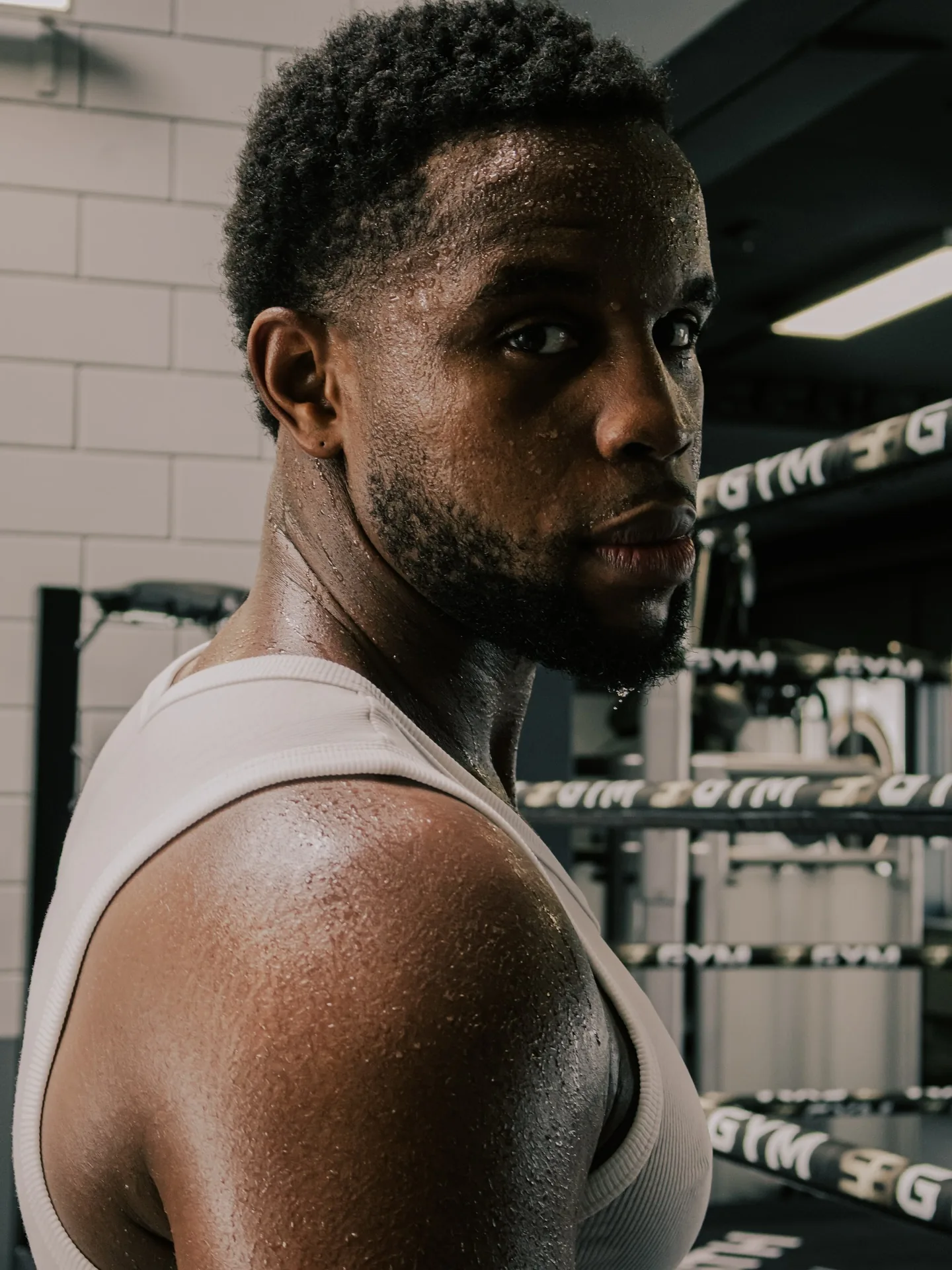 Donegi Abena kijkt over zijn schouder in de gym